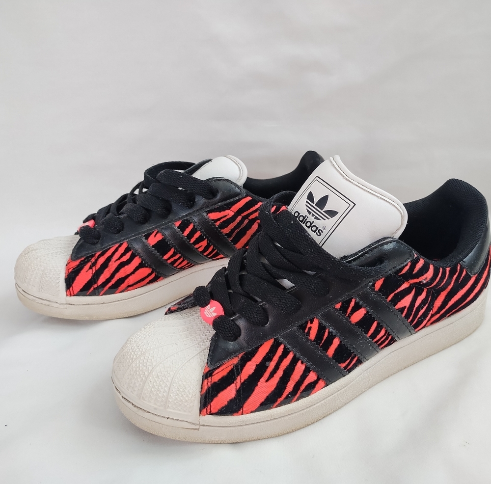 Ladies 6 Adidas 3 stripe animal print sneakers